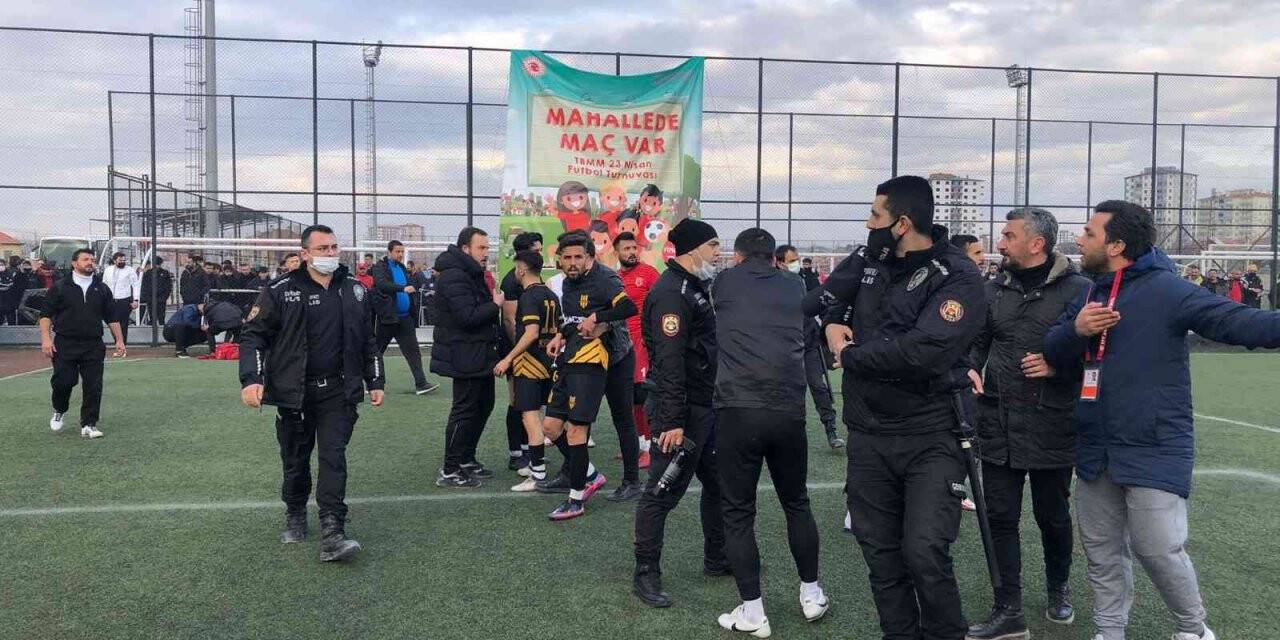 Maç bitti, saha karıştı