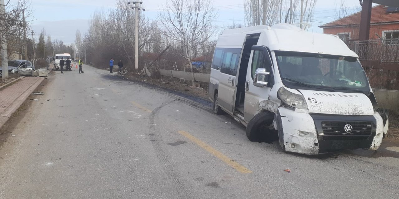 Konya'da öğrenci servisiyle otomobilin çarpışması sonucu 14 kişi yaralandı