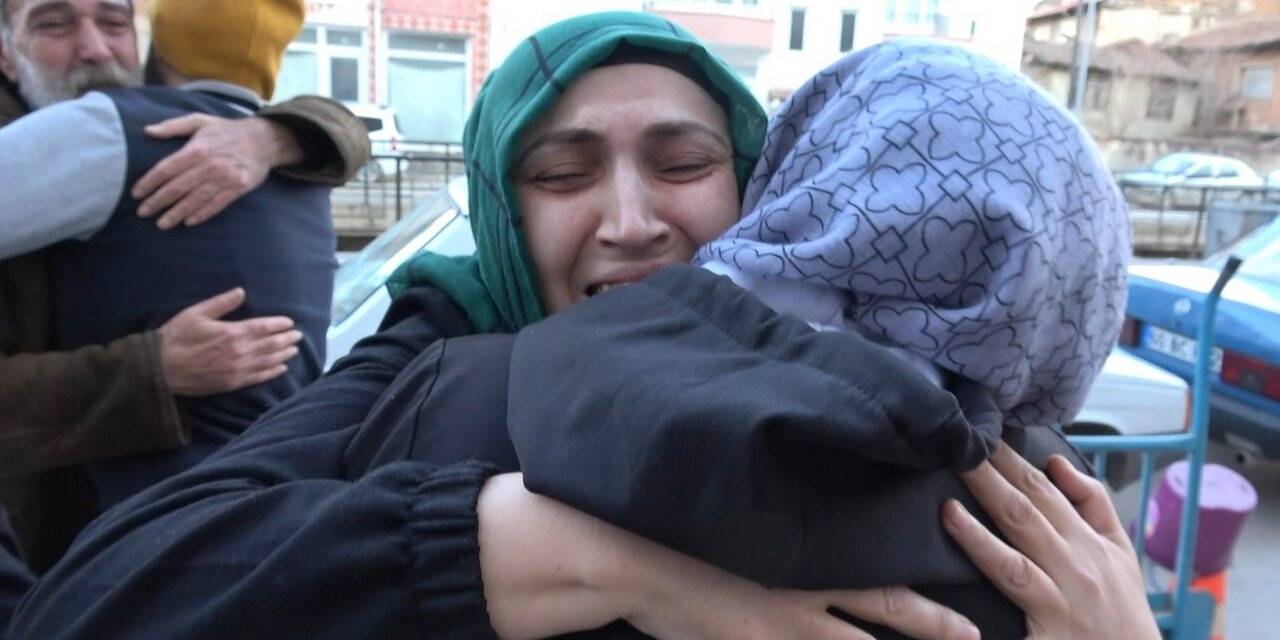 Ukrayna’dan Türkiye’ye tahliye edilen anne ve çocukları ailesine kavuştu, gözyaşları sel oldu