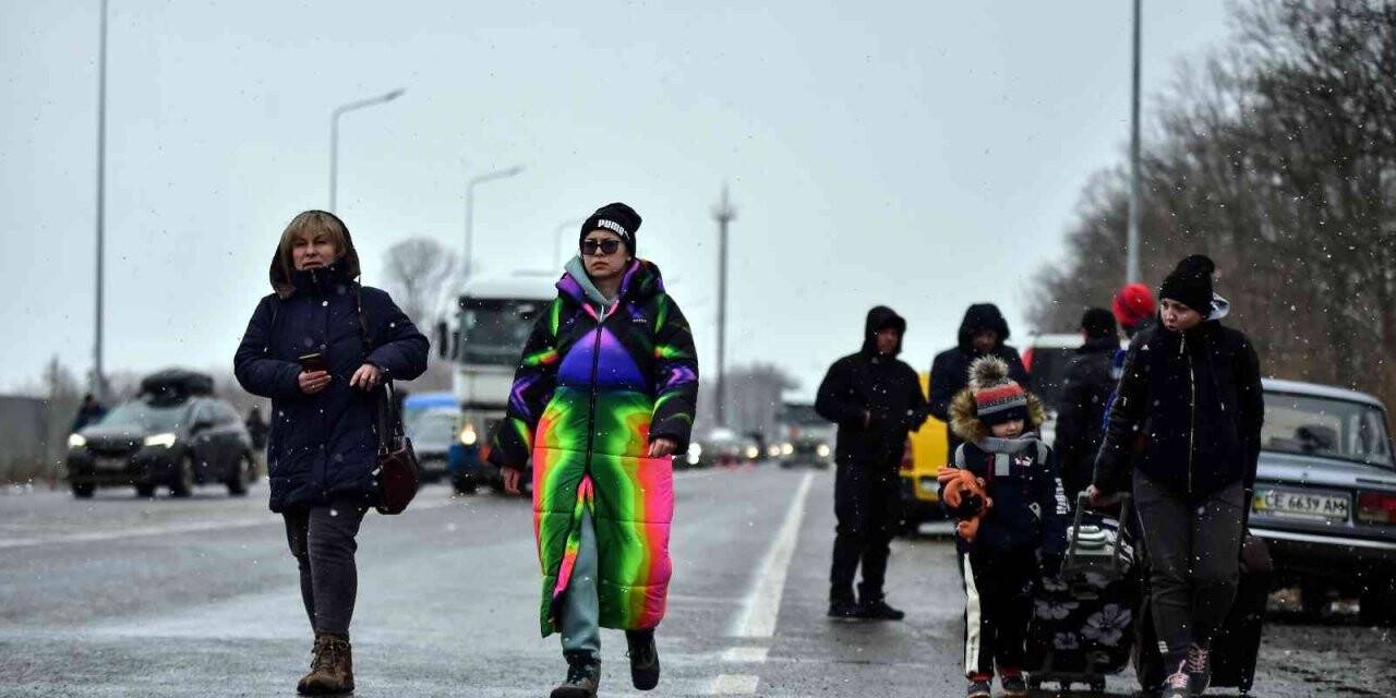 Ukraynalılar Romanya sınırını yürüyerek geçmeye çalışıyor