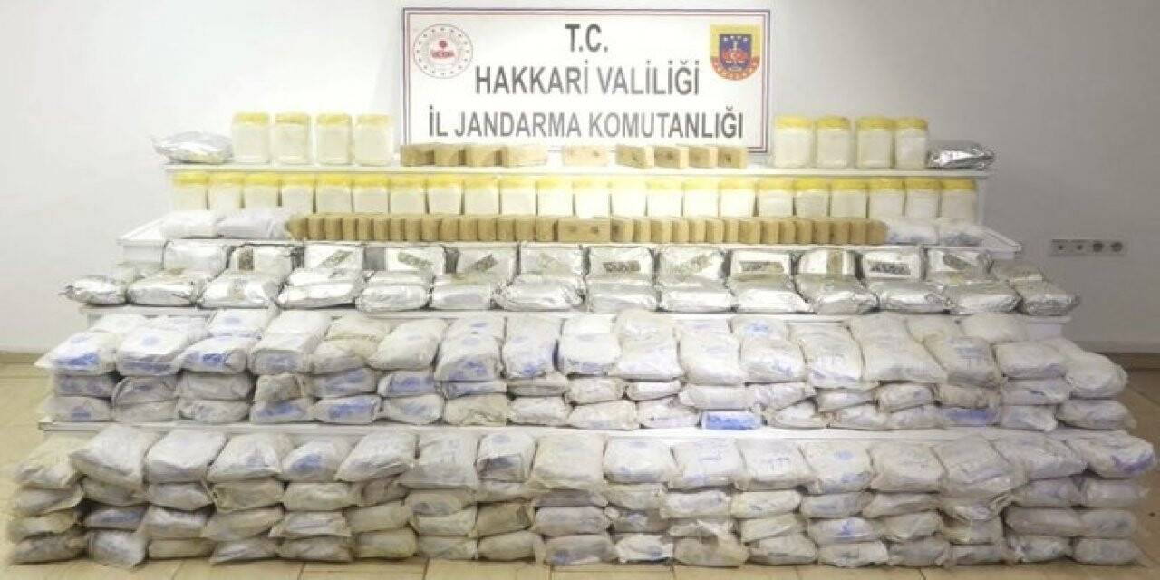 İçişleri Bakanı Soylu: "Hakkari Yüksekova Akpınar Köyü’nde gerçekleştirilen uyuşturucu operasyonunda 250 kg eroin, 35 kg metamfetamin ele geçirildi. Gençlerimizi uyuşturucu batağına düşürmeye çalışanlara göz açtırmadan 