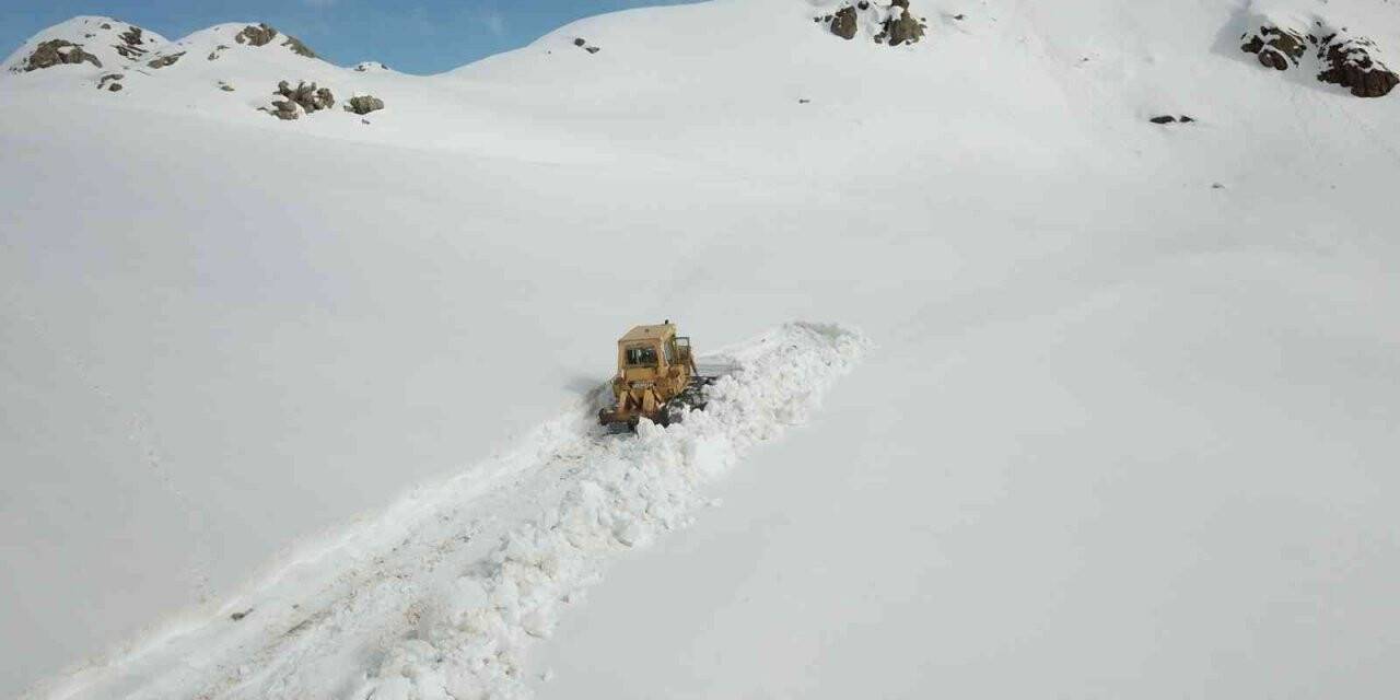 Şırnak’ta 2 bin 650 rakımlı yaylada kar kalınlığı 5 metreyi buldu, ekipler 15 günde bir yolu açıyor