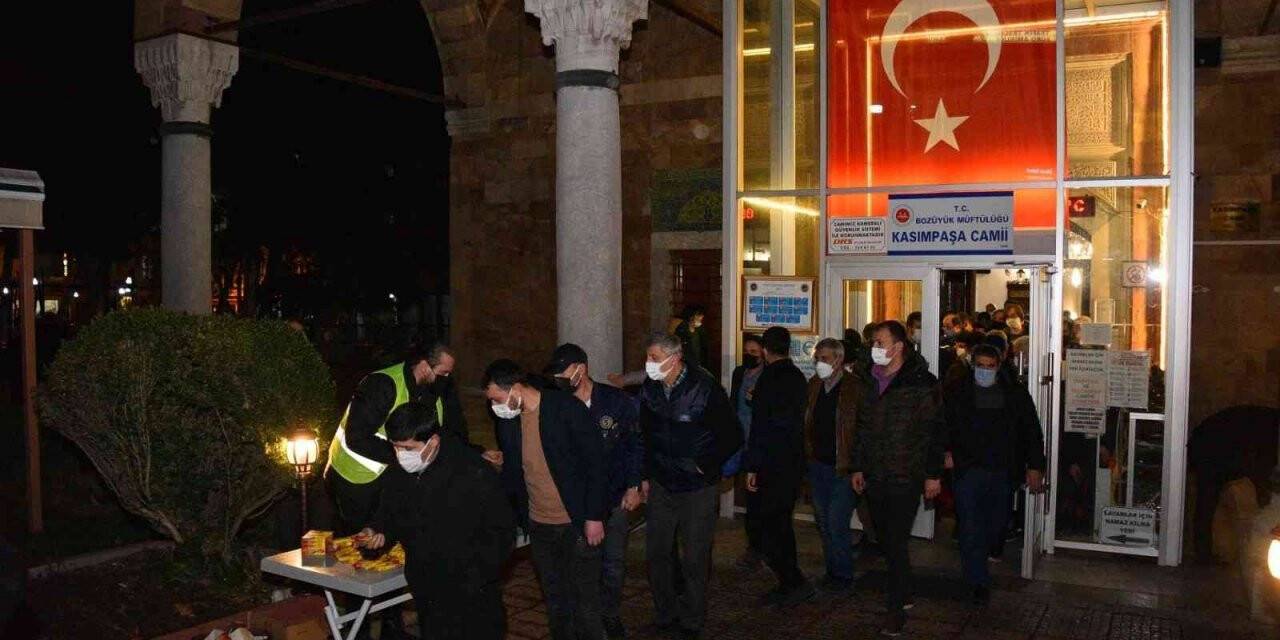 Bozüyük Belediyesi’nden kandil şekeri ikramı
