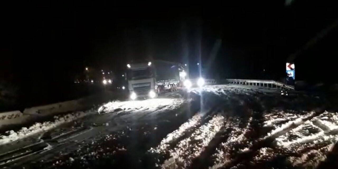 Afyonkarahisar’da kar yağışı sonrası tırlar yolda kaldı, karayolu ulaşıma kapandı