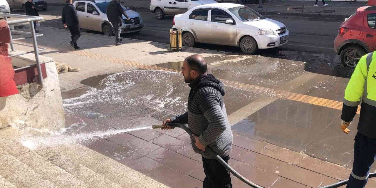 Kars’ta kaldırımlar tazyikli suyla yıkanıyor