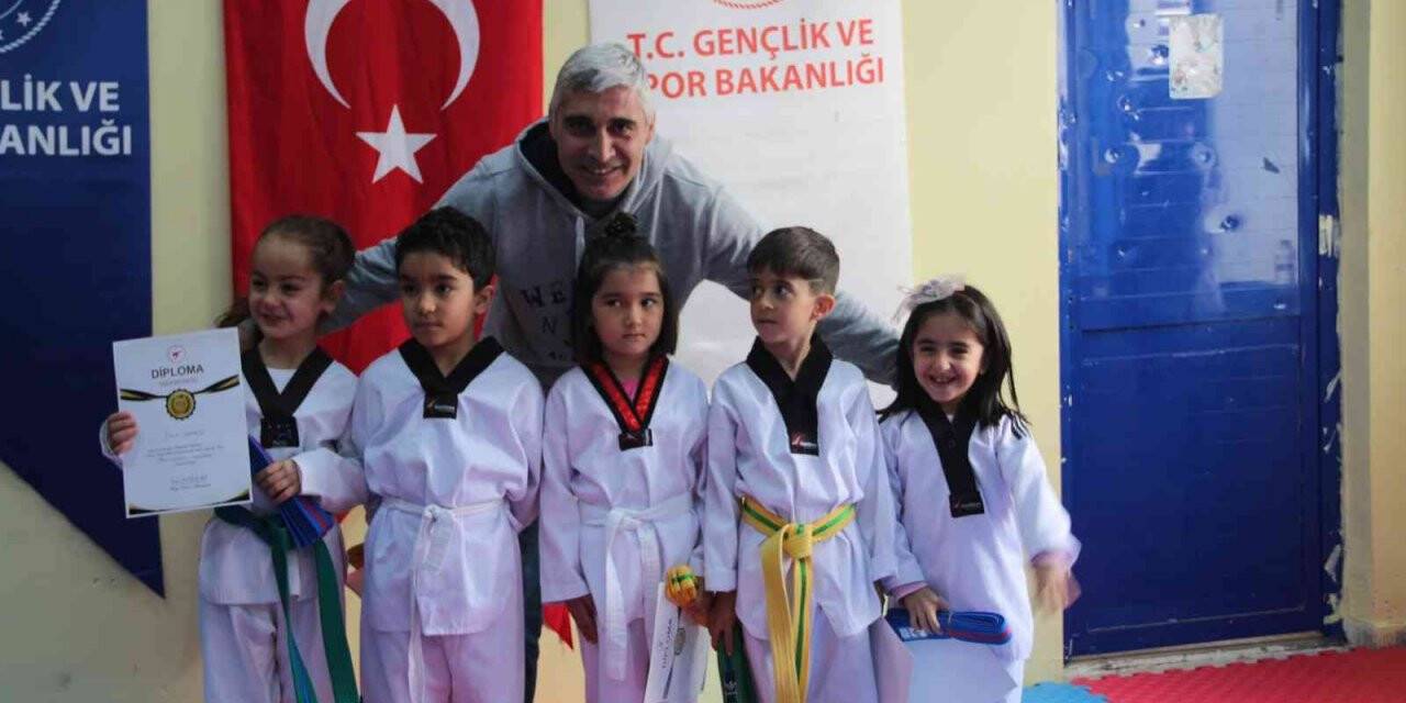 Tatvanlı minik tekvandocular kuşak bağladı