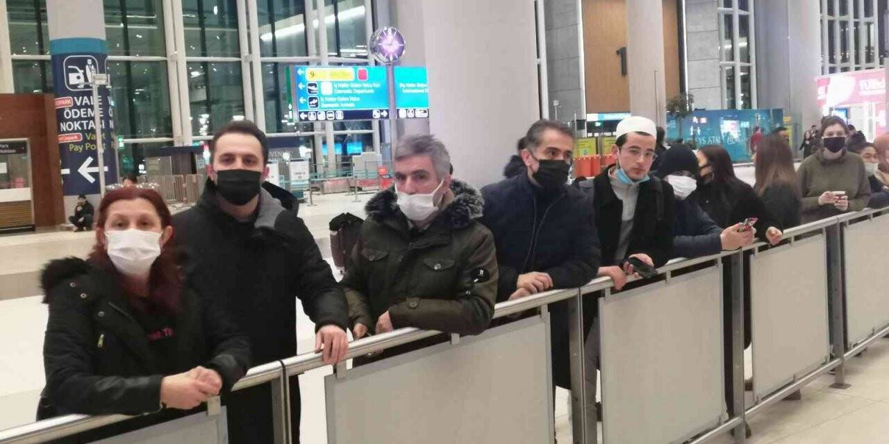 Ukrayna’dan dönen Türkler gözyaşlarıyla karşılandı