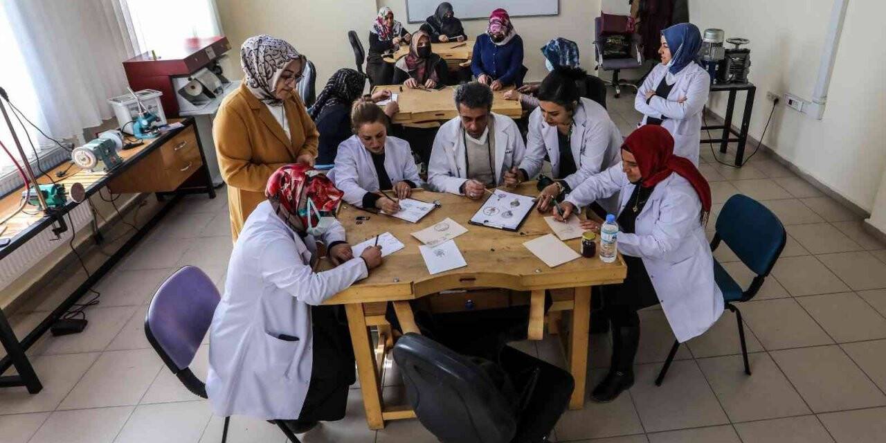 Van Büyükşehir Belediyesinden kadınlara savatlı gümüş işlemeciliği kursu