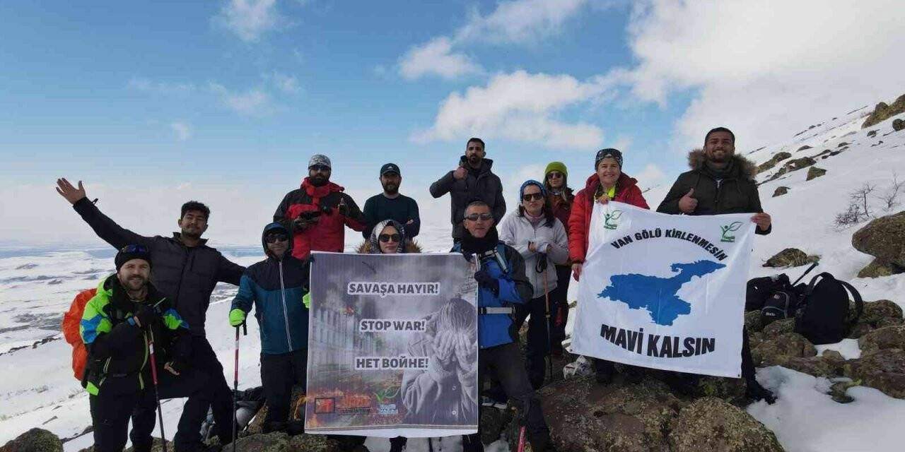 3 bin rakımlı Esrük Dağı zirvesinde "Savaşa Hayır" çağrısı