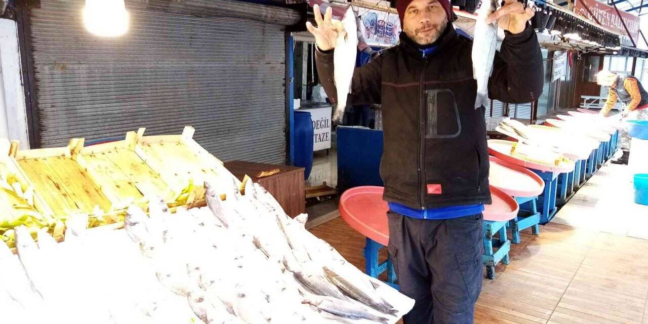 Fırtına balık tezgahlarına esti