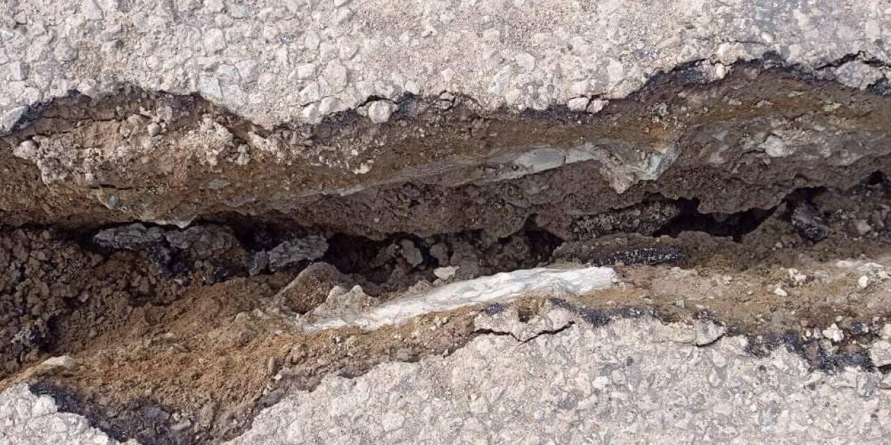 Köy yolunda çatlaklar meydana geldi