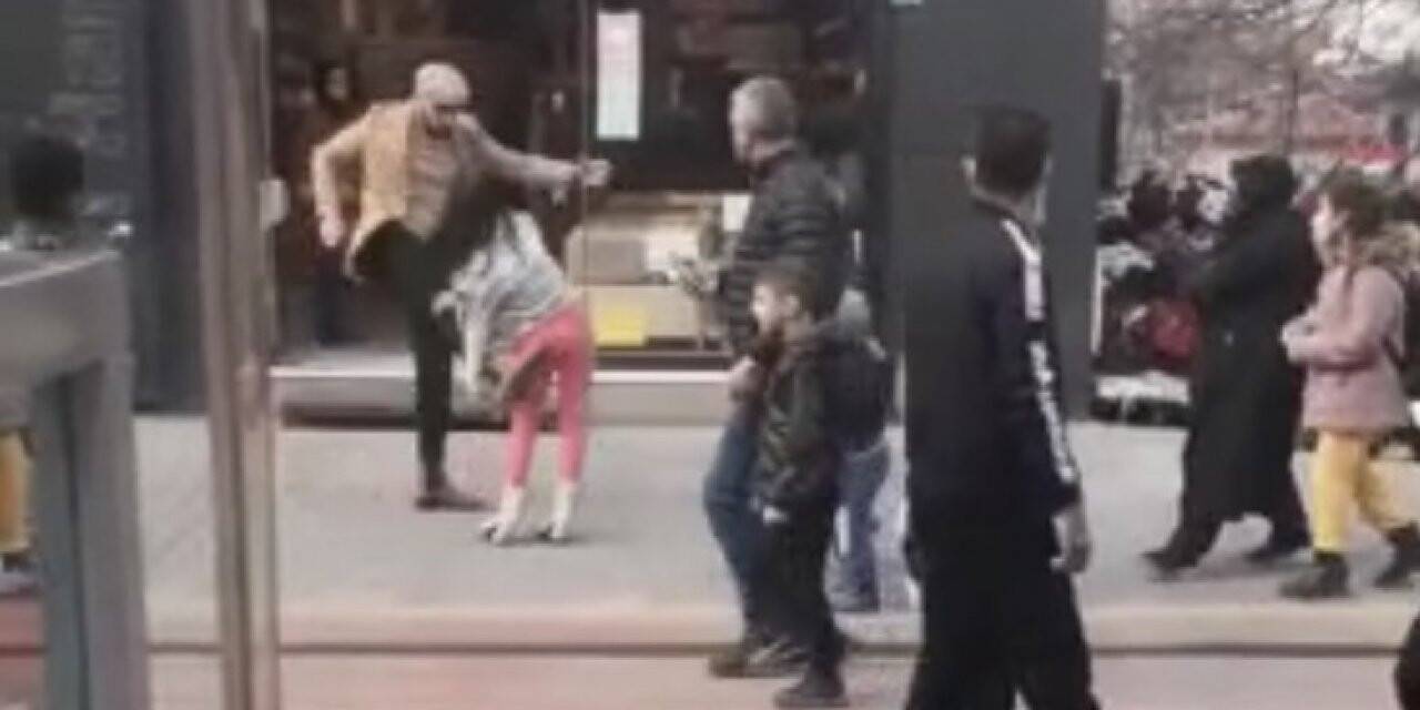 Herkesin gözü önünde genç kızı böyle tekmeledi
