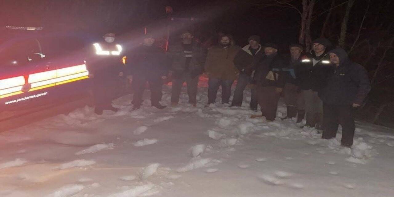 Düzce’de mahsur kalan 6 kişi, jandarma ekipleri tarafından kurtarıldı