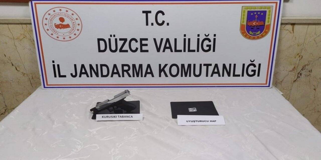 Uyuşturucu hap ve tabanca yol kontrolünde yakalandı