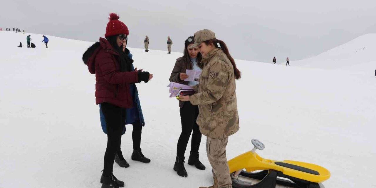Jandarma, kayak merkezinde KADES’i tanıttı