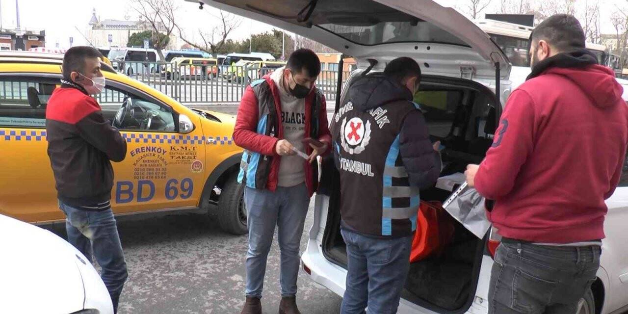 Kadıköy’de emniyet kemeri takmayan taksi şoförleri cezadan kaçamadı