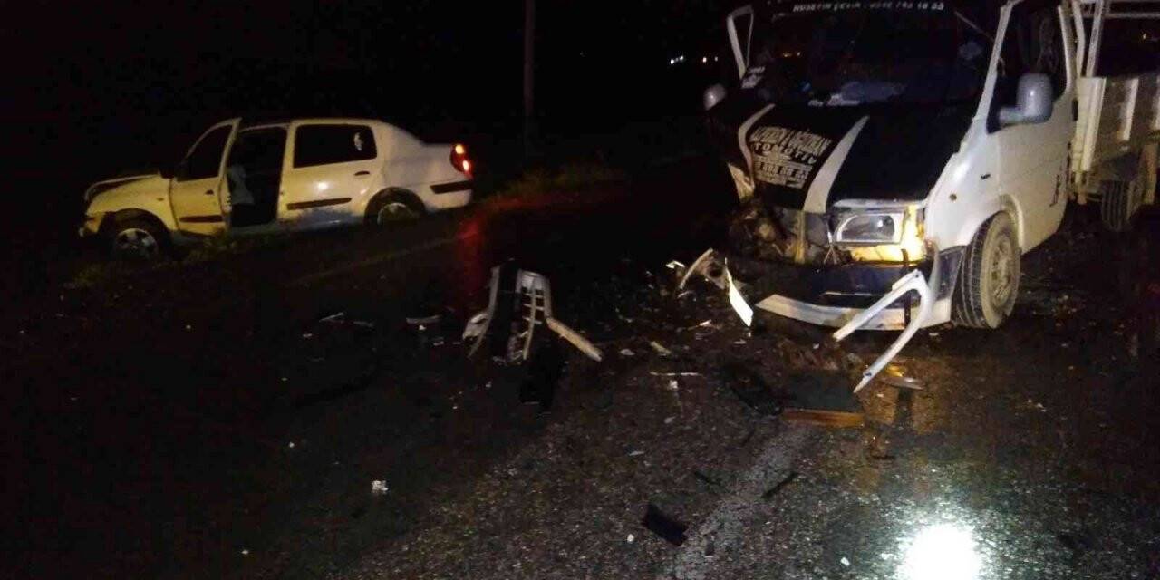 Otomobil ile kamyonet kafa kafaya çarpıştı: 1 yaralı
