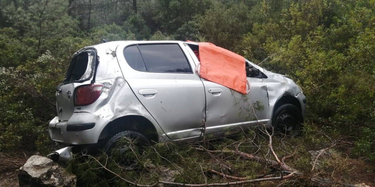 Şarampole devrilen otomobildeki 3 sağlık çalışanı yaralandı