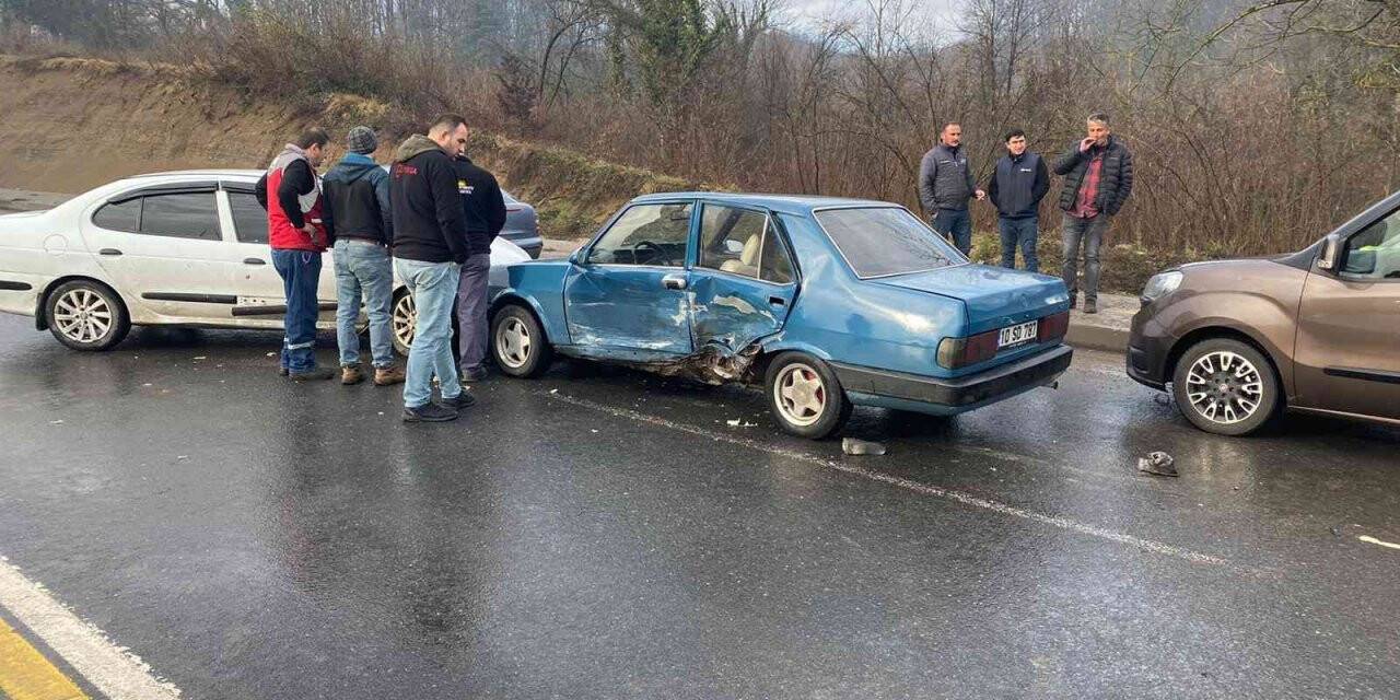 Aynı istikamette giden otomobillerin çarpışması güvenlik kamerasına yansıdı