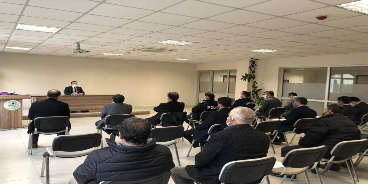 Burhaniye’de Kaymakam Memiş, muhtarlarla bir araya geldi