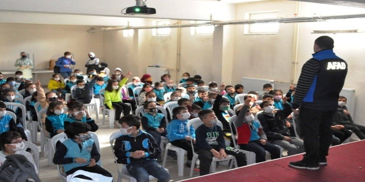 Kütahya’da ilkokul öğretmen ve öğrencilerine okul afet farkındalık eğitimi