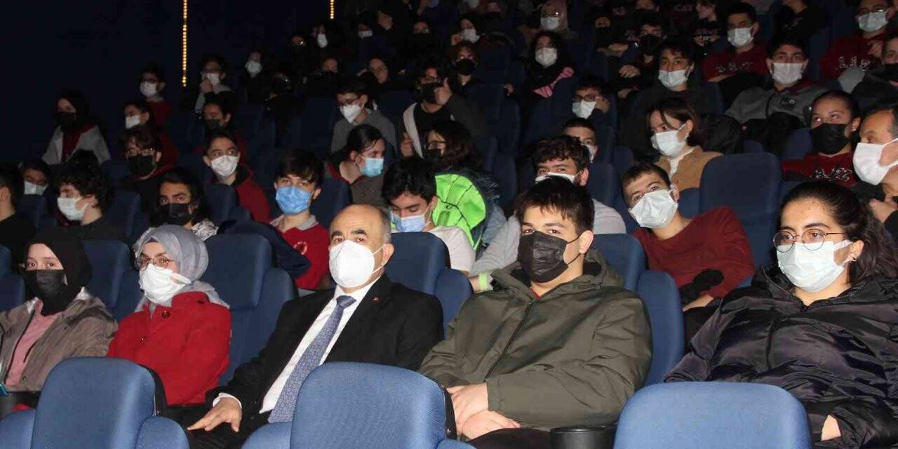 Vali ve öğrenciler ’Malazgirt 1071’ filmini izledi
