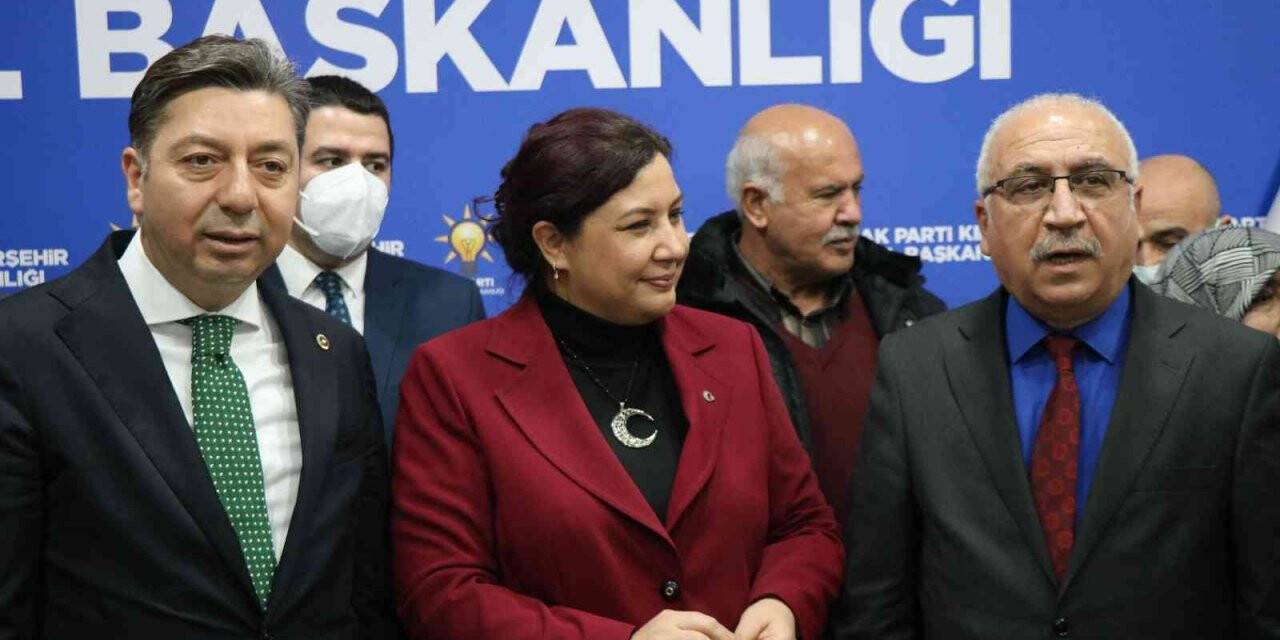 AK Parti, CHP’li belediye meclis üyelerine rozet taktı