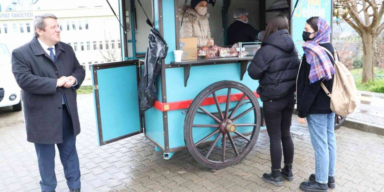 Büyükşehirden üniversite öğrencilerine çorba ikramı