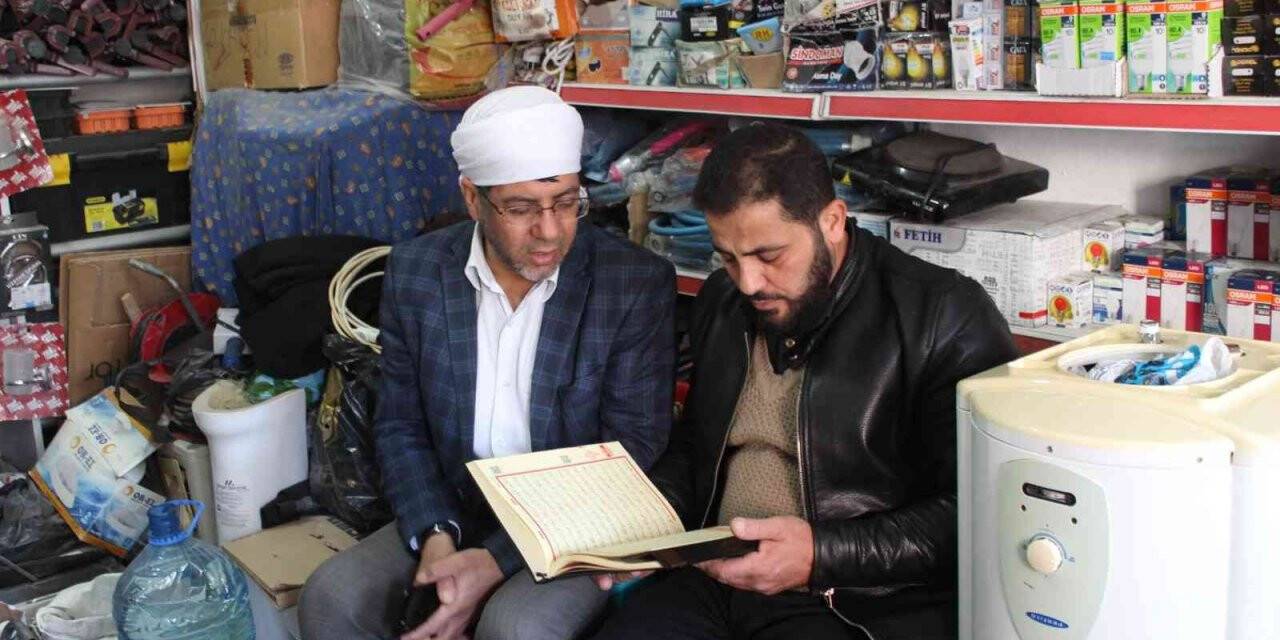 Gönüllüler Cizre’de esnafı ziyaret ederek Kur’an’ı Kerim öğretiyor