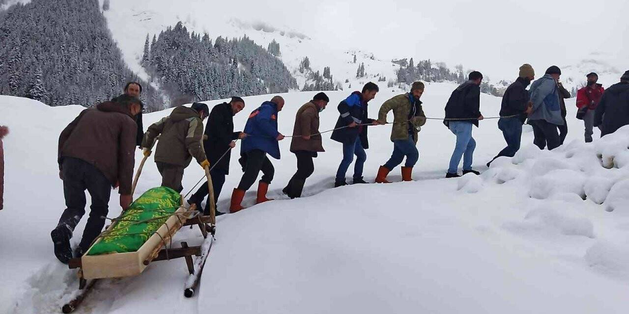 Kar yağışının yoğun yaşandığı köyde cenazeler kızakla taşınıyor
