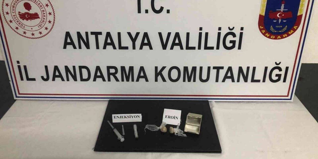 Jandarma ekiplerinin şüphelendiği 2 kişinin üzerinde eroin bulundu