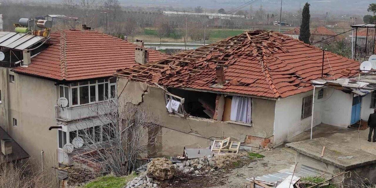 Gaz sıkışması sonucu patlamanın meydana geldiği ev harabeye döndü: 1 ağır yaralı