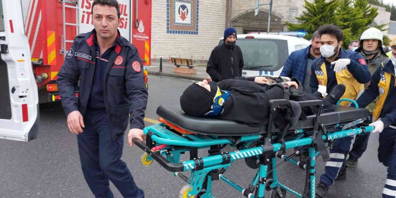 Yolcu otobüsü durakta kadına ve çocuğa çarptı: 2 yaralı