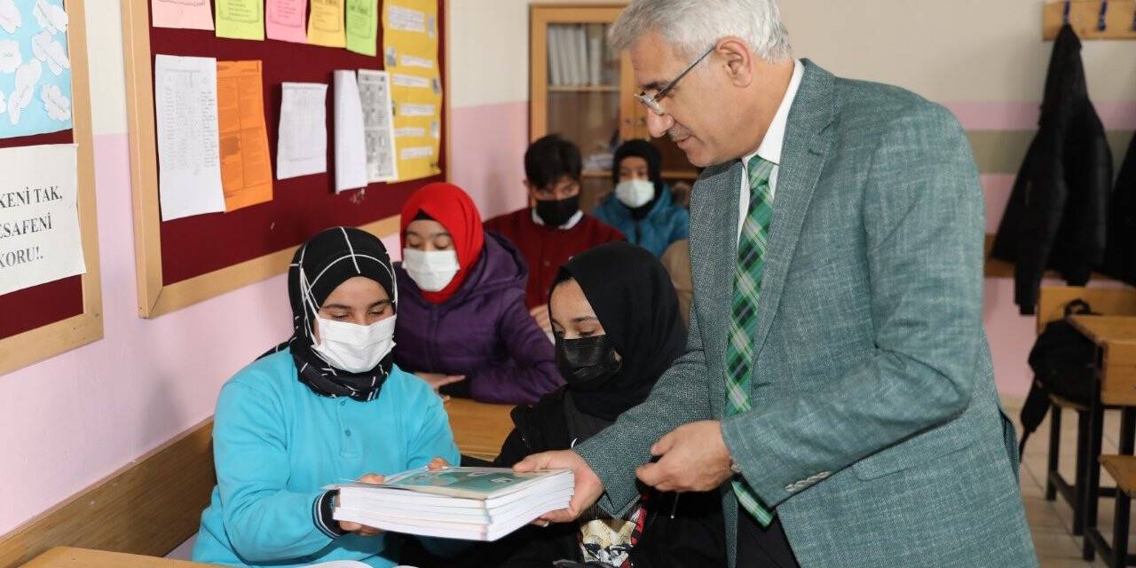 Battalgazi’deki öğrencilere eğitim desteği sürüyor