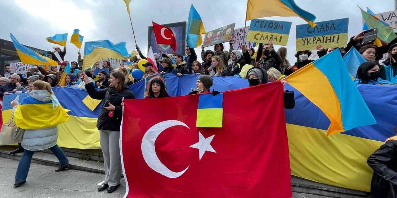 Beyoğlu’nda Ukraynalıların Rusya’yı protestoları devam ediyor
