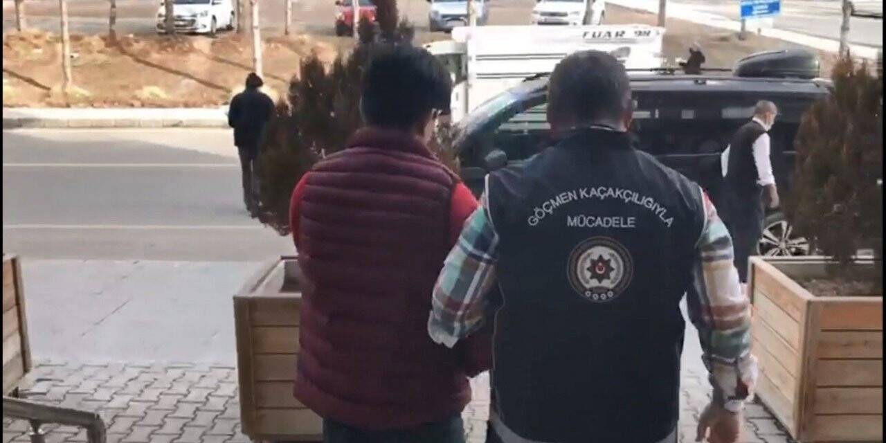 Nevşehir’de yabancı uyruklu 5 şahıs sınır dışı edildi