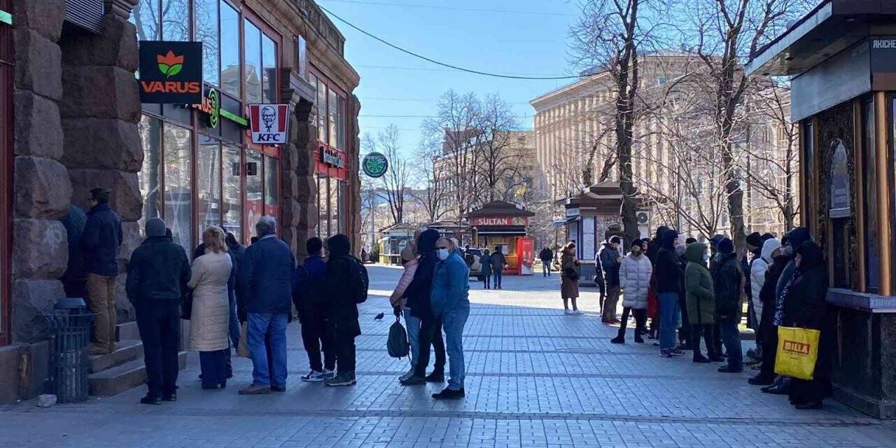 Kiev’de sokağa çıkma yasağının ardından halk marketlere akın etti