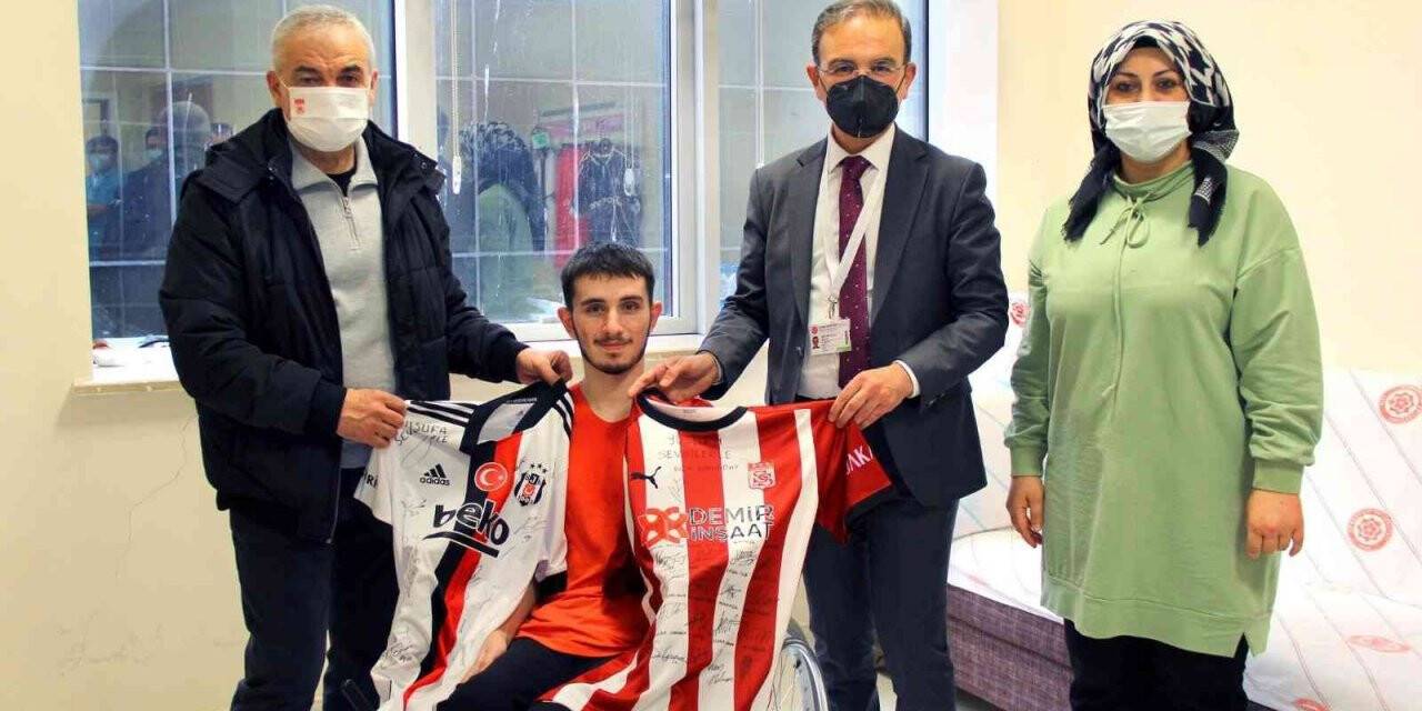 Beşiktaş hayranı hastaya Rıza Çalımbay’dan forma sürprizi