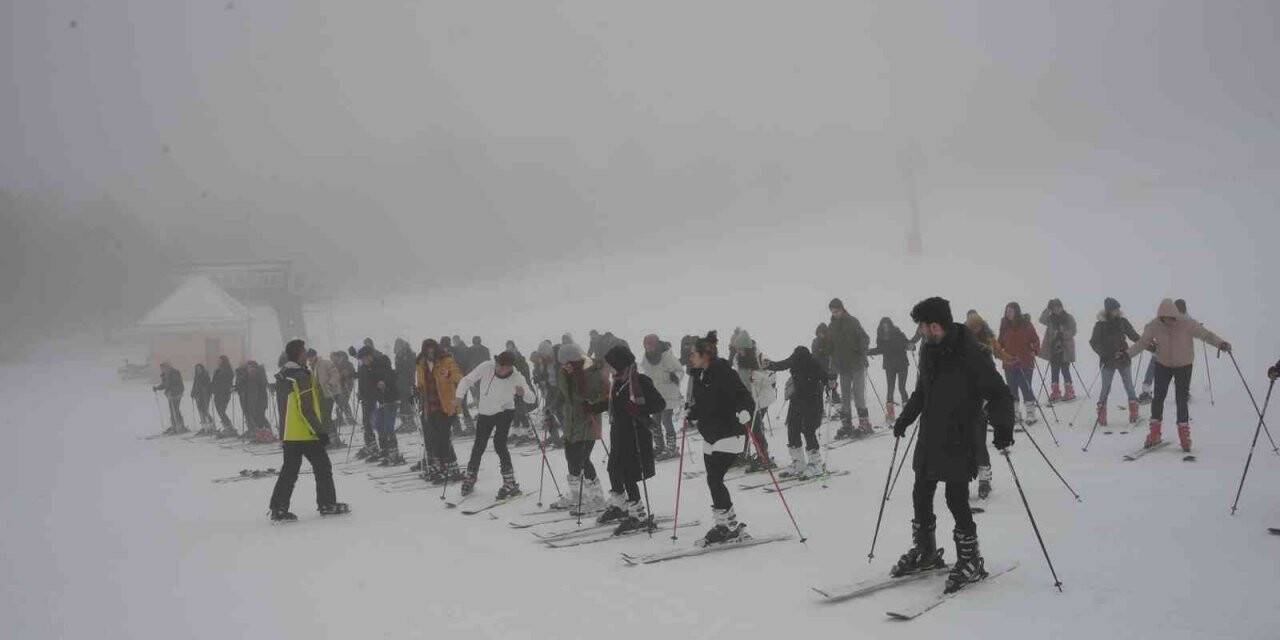 Üniversite öğrencileri, Muratdağı Termal Kayak Merkezi’nde harmandalı zeybeği oynadı