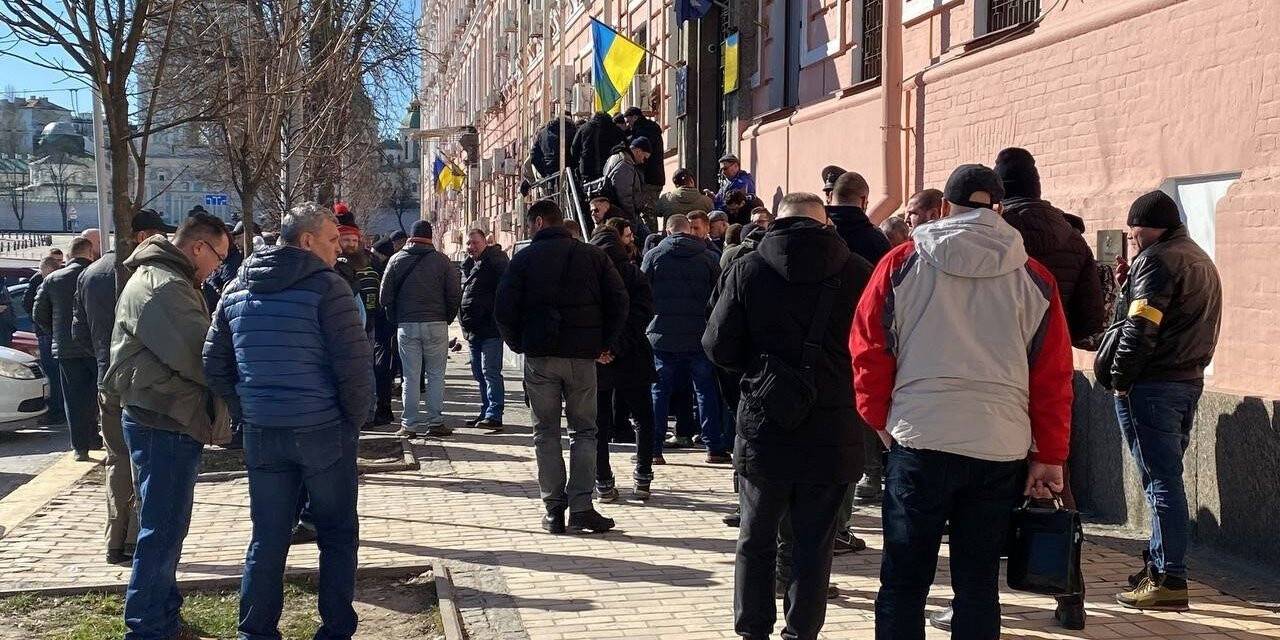 Ukrayna halkı, ülkesini savunmak için karakollara koşuyor