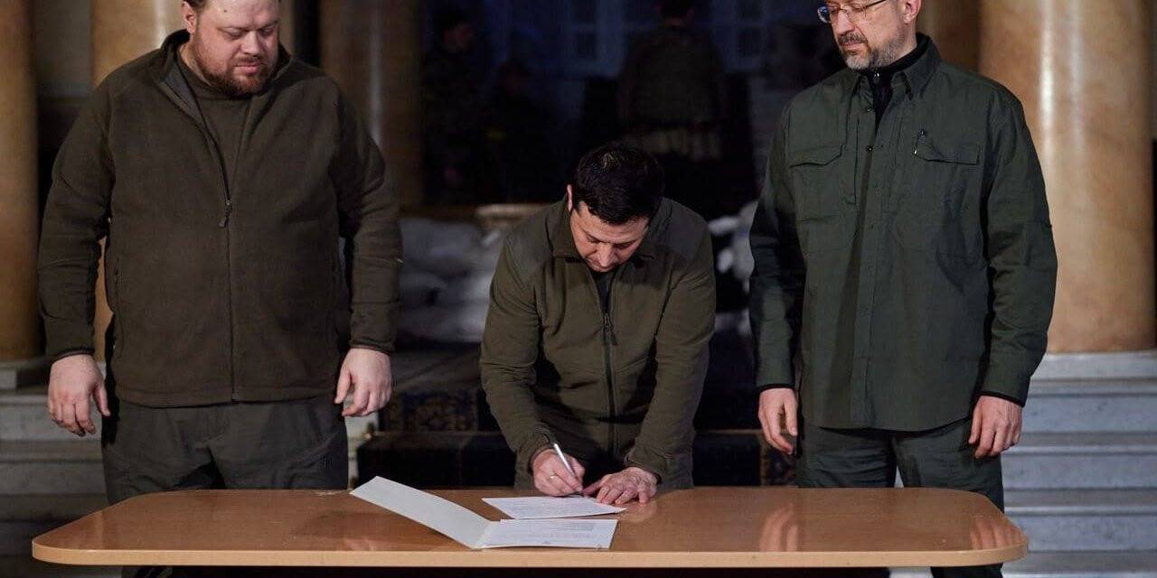 Ukrayna Devlet Başkanı Zelenskiy, Ukrayna’nın AB’ye katılımı için resmi başvuruyu imzaladı