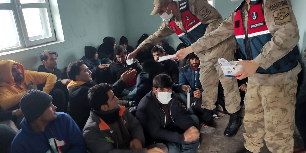 Bitlis'te tırın dorsesinden 88 düzensiz göçmen çıktı