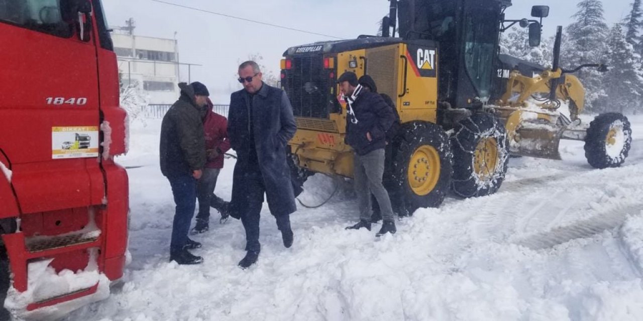Yunak’ta karla mücadele çalışmaları sürüyor