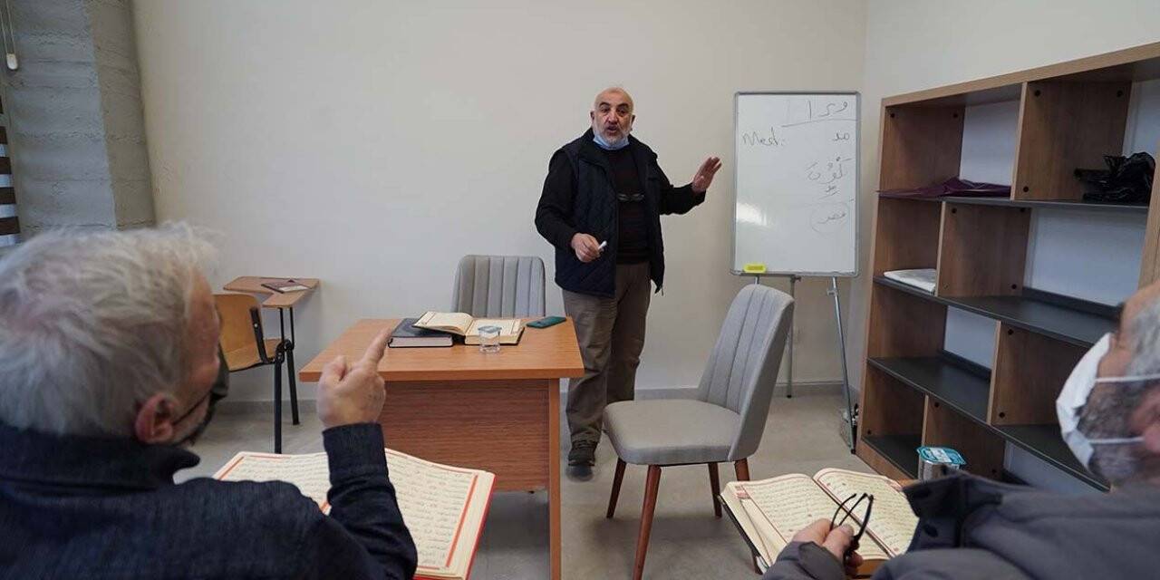 Yaşlılar Gündüz Hizmet Merkezi’nde kursiyerlerin Kur’an-ı Kerim okuma heyecanı