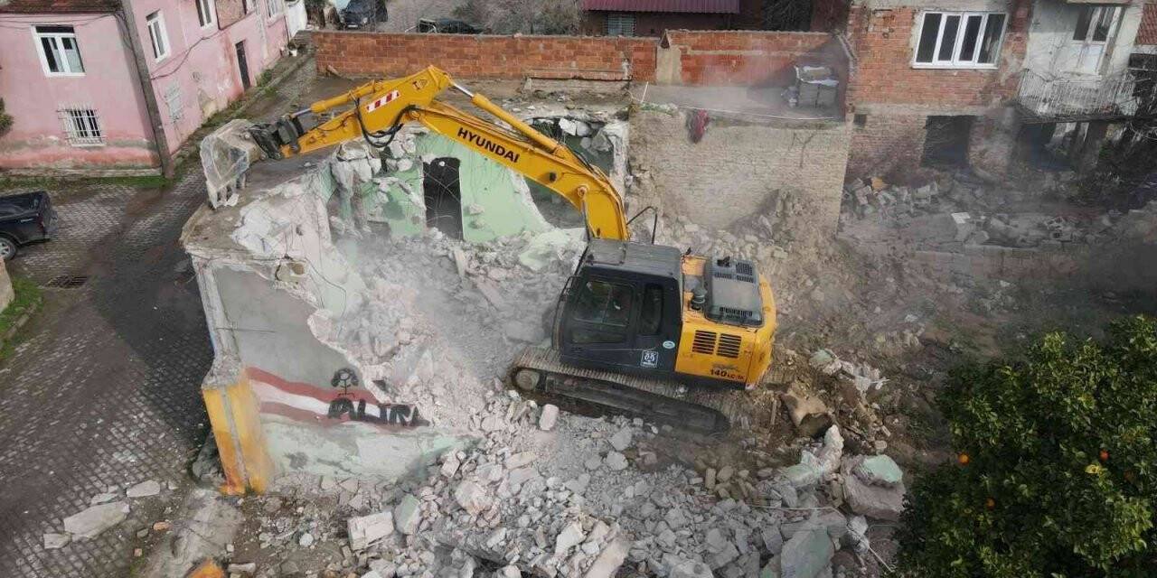 Nazilli’de metruk bina yıkımları sürüyor