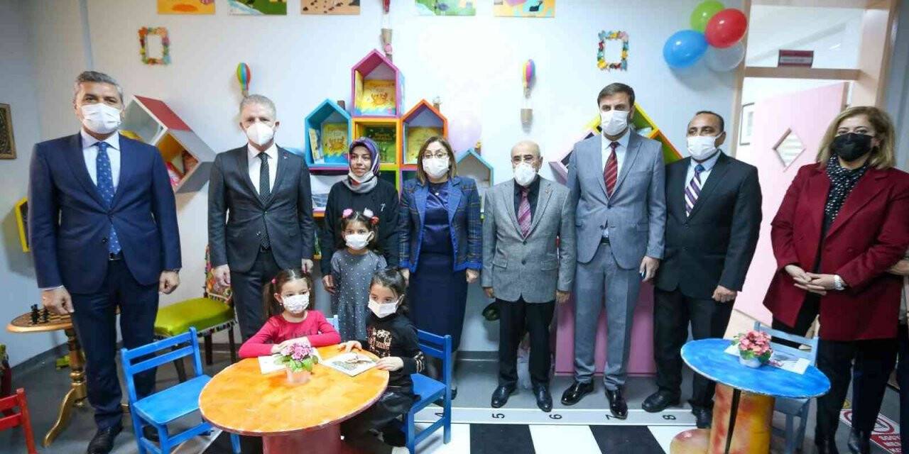 Şahin sıfır atık projesi ile yapılan kütüphanenin açılışına katıldı