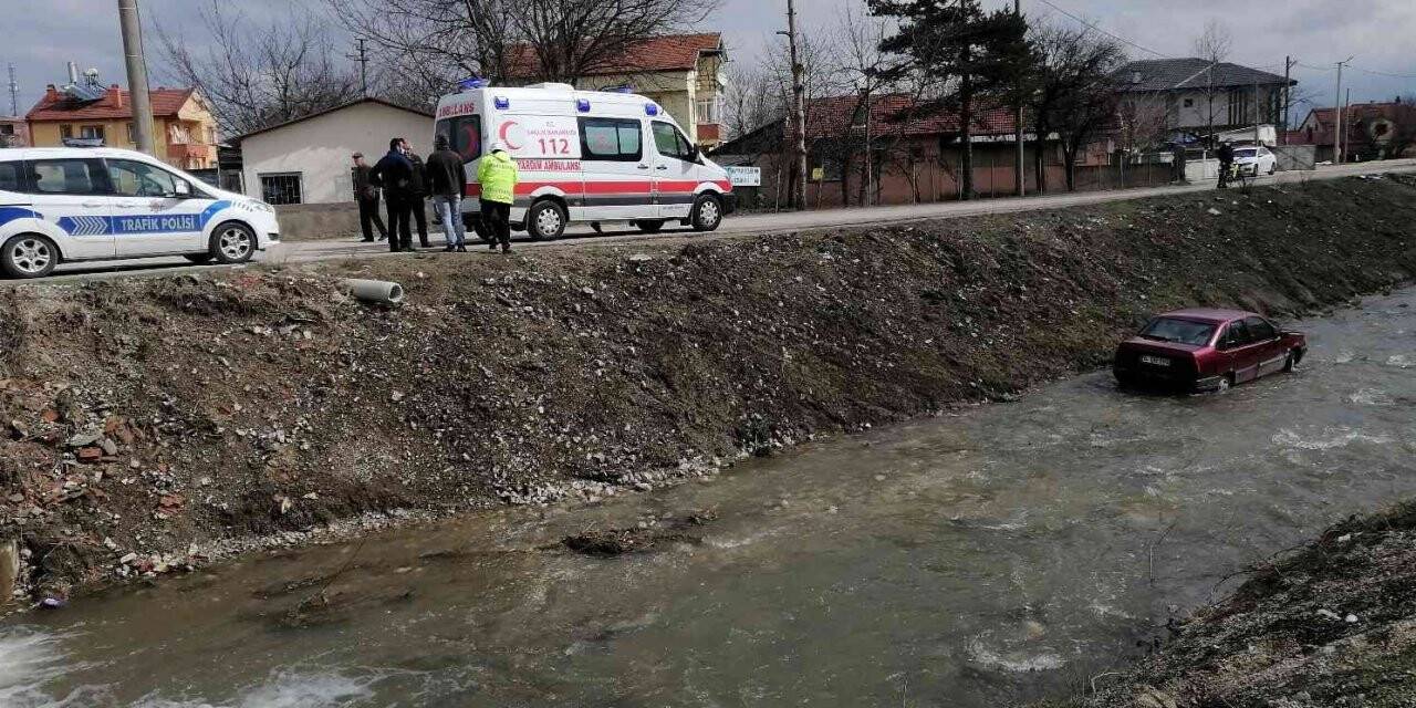 Bolu’da, alkollü sürücü otomobille dereye uçtu