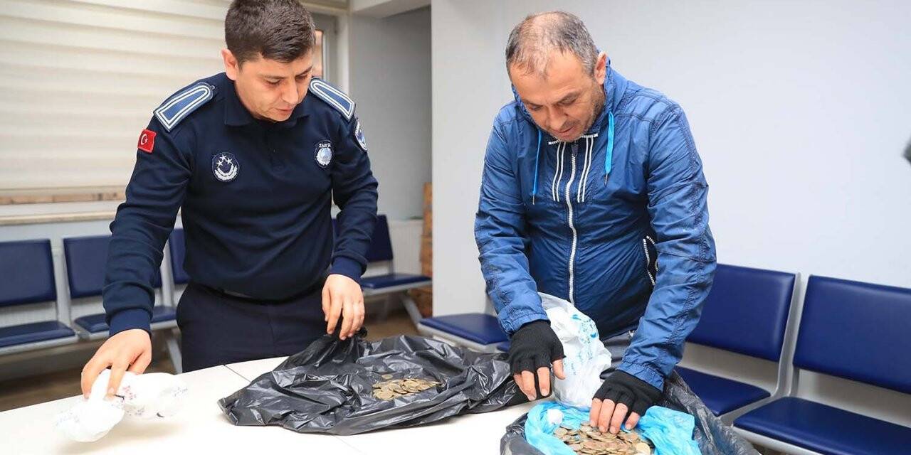 Pazarda unutulan 9 kilo parayı sahibine ulaştırdılar