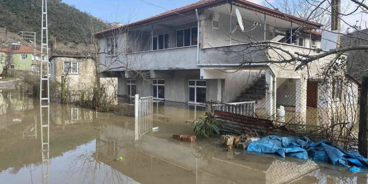 Mahalleyi su basmıştı, suyu tahliye çalışması sürüyor