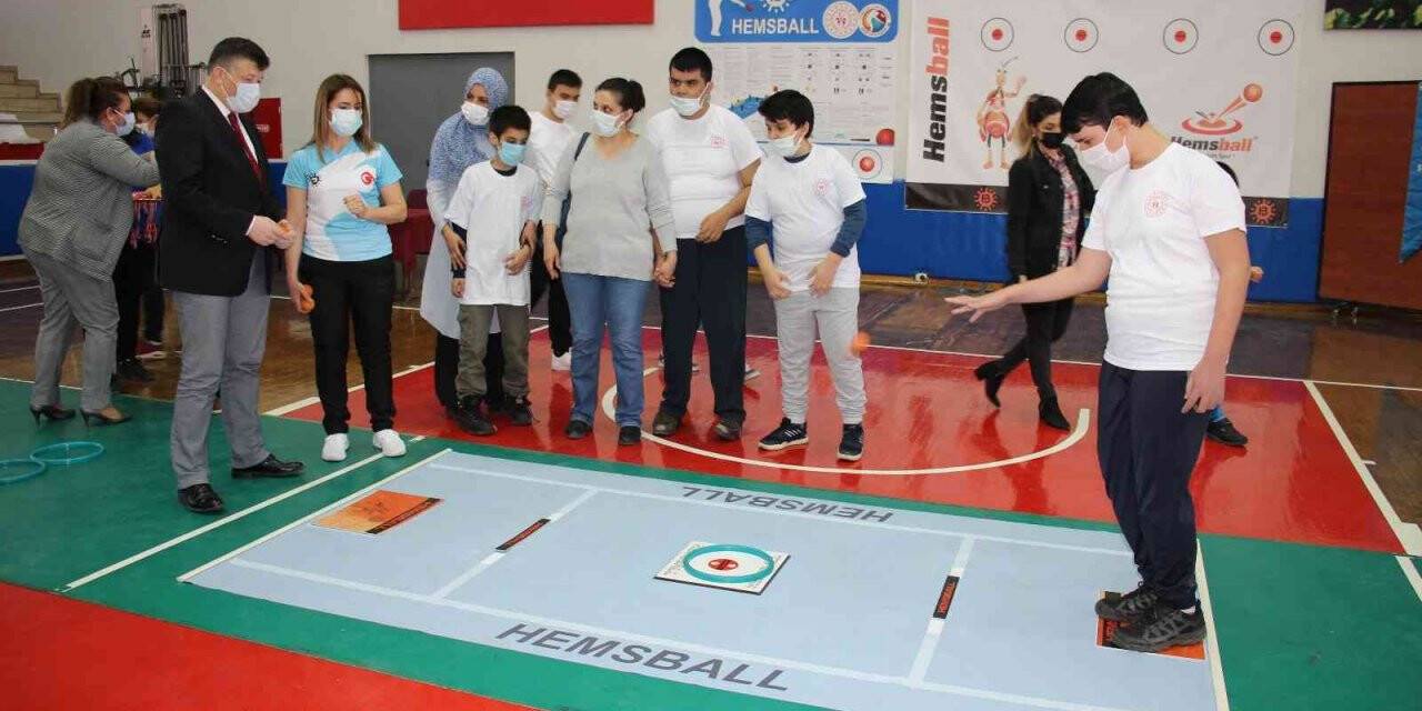 Otistik çocuklar hemsball öğrenecek